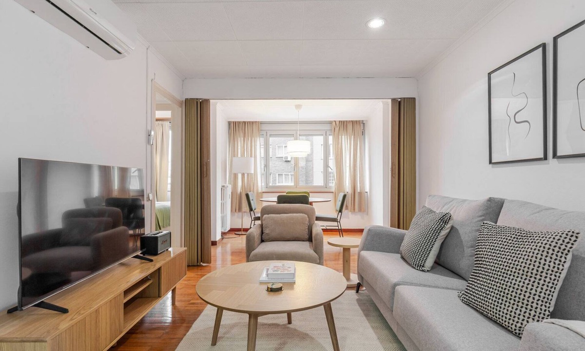 Sant Gervasi Apartment | Blueground | Sant Gervasi, doorman & w/d, nr park