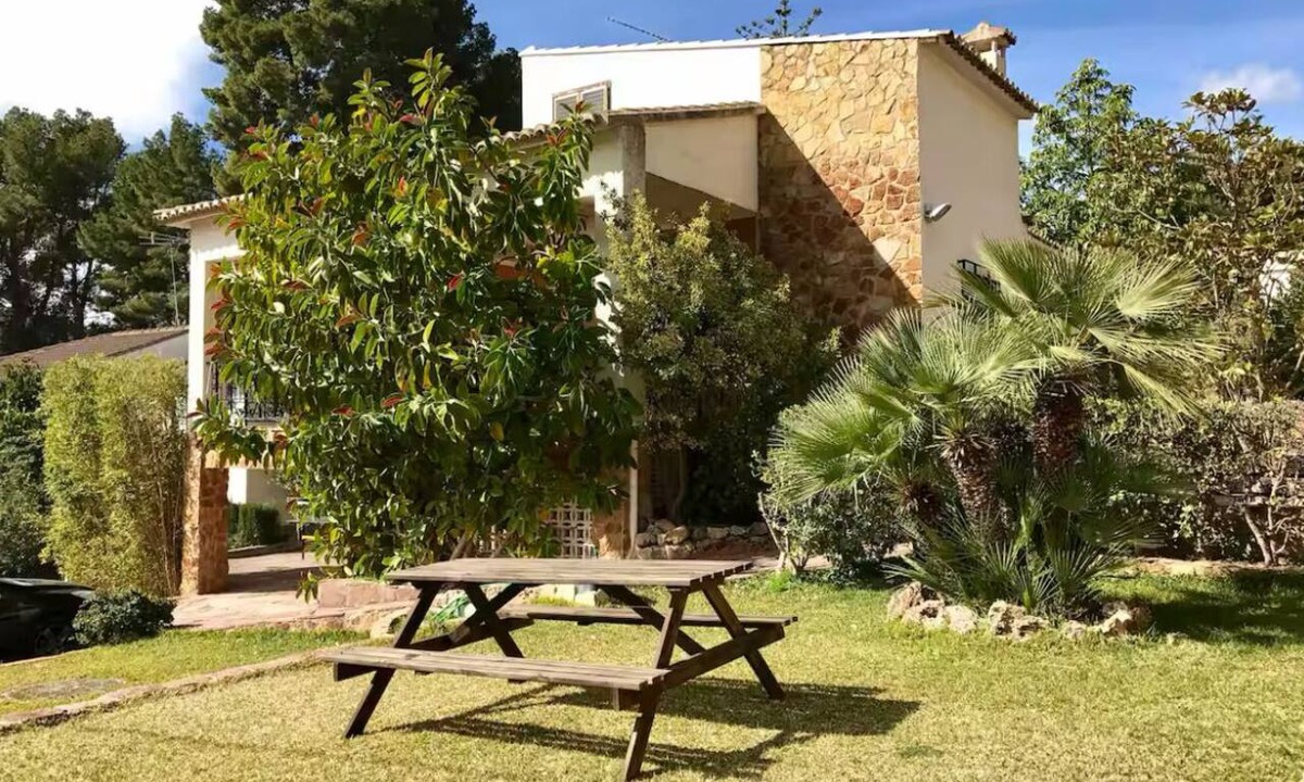 Olocau Ski Chalet | Casa Puerta de la Calderona: Mountain villa, 30 km from Valencia and its beaches