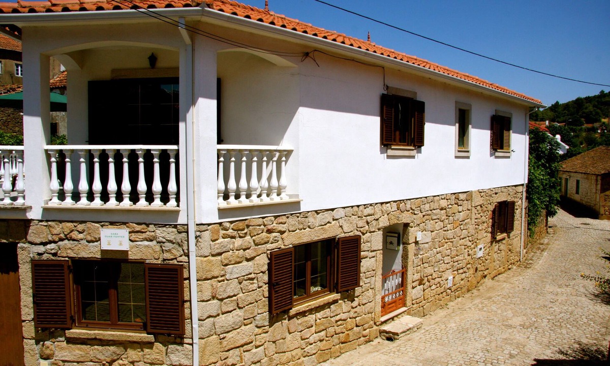 Fundao House | CASA DUAS FONTES - in the historic center of the village and next to the river pool