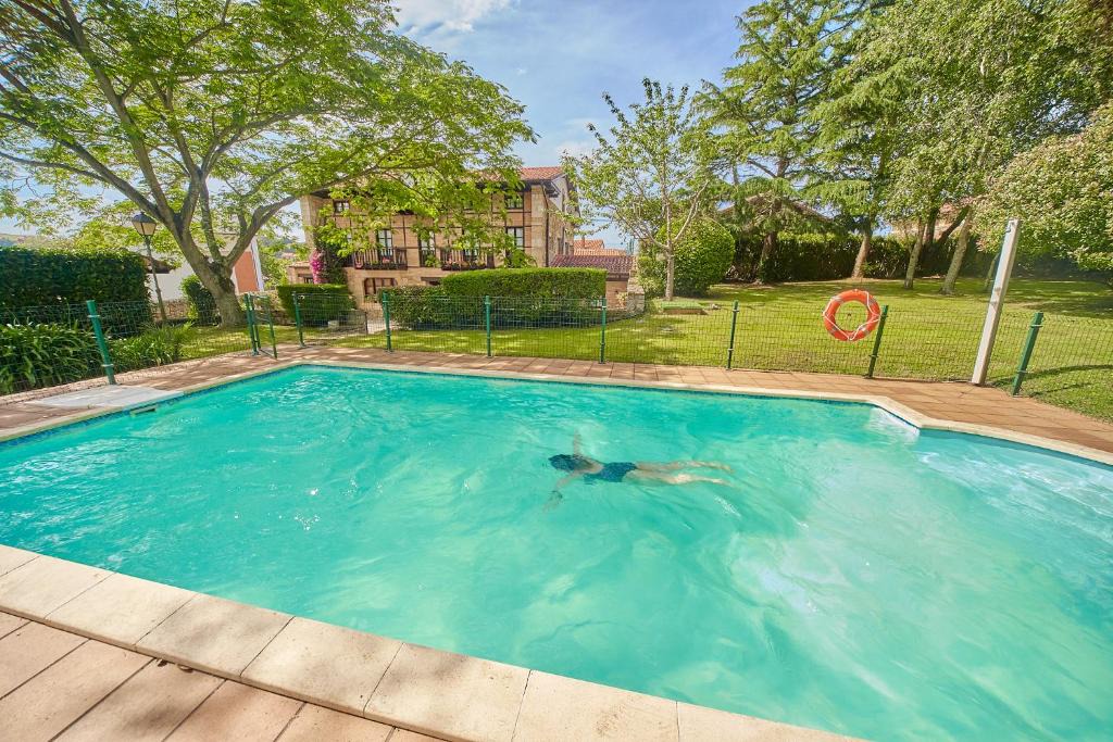 Orena Villa | Casona exclusiva con piscina en la costa de Santillana del Mar