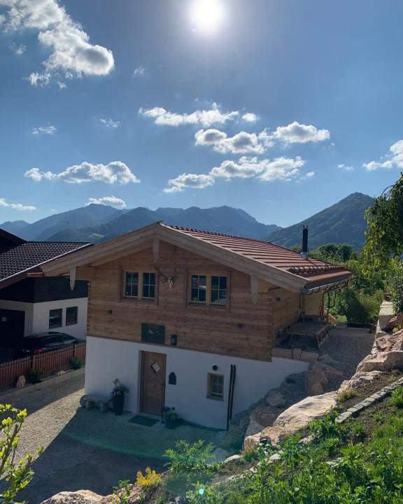 Sankt Valentin Ski Chalet | Chalet BERGSUCHT in Ruhpolding Bayern, Traumlage am sonnigen Südhang, kostenlose Parkplätze, schnelles WLAN, ruhige Sackgasse, NETFLIX inklusive