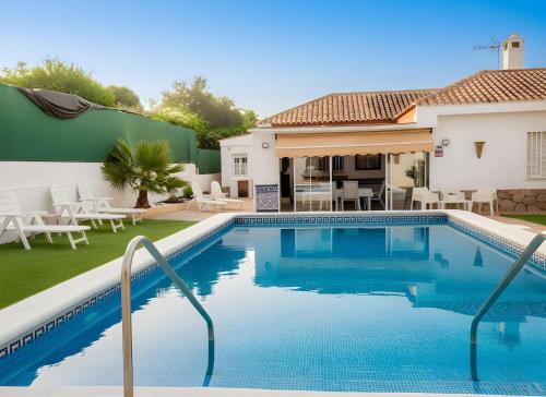 Valencina de la Concepcion House | Chalet de Lujo con Piscina Privada cerca de Sevilla