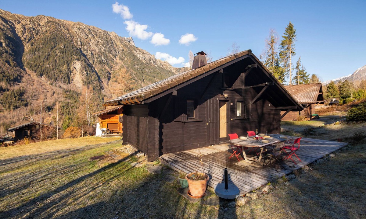 Les Bossons Ski Chalet | Chalet du Glacier Cosy Alpine style, Sleeps 4, Chamonix, France