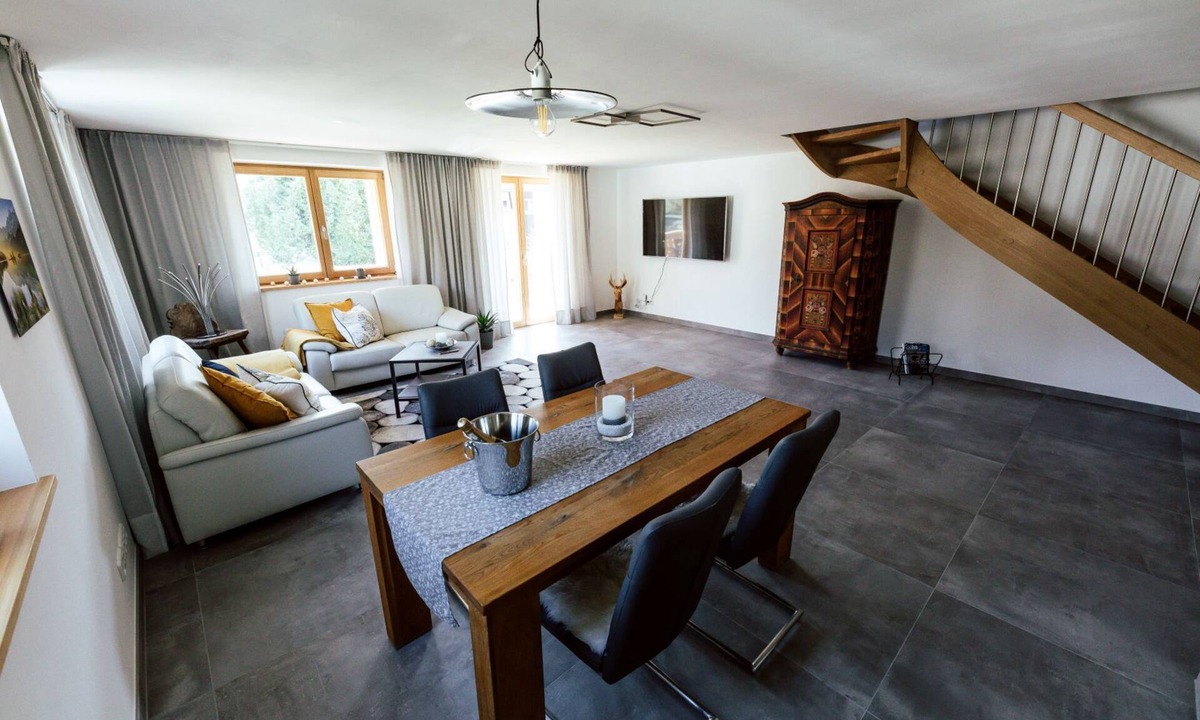 Sonnenbichl Ski Chalet | Chalet 'Falkenstein' with Mountain View, Private Terrace and Wi-Fi