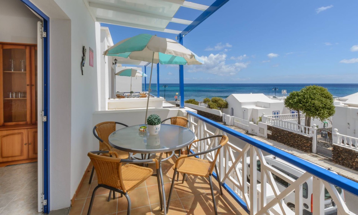 Arrieta Apartment | Charming Apartment "4 Alto" Close to Beach with Balcony, Wi-Fi & Mountain View