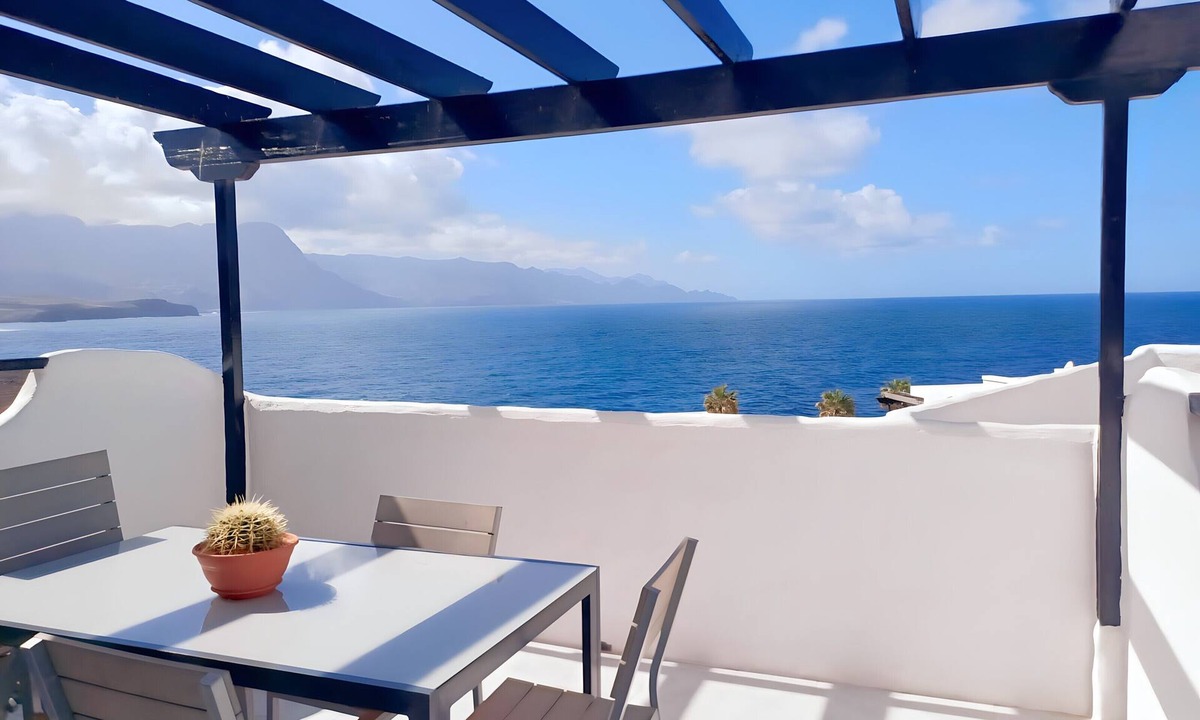 Galdar Apartment | Charming apartment with spectacular oceanfront views.