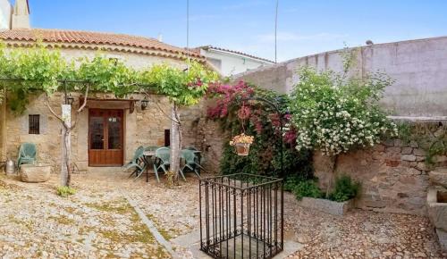 Anora House | Charming House in Añora with Garden