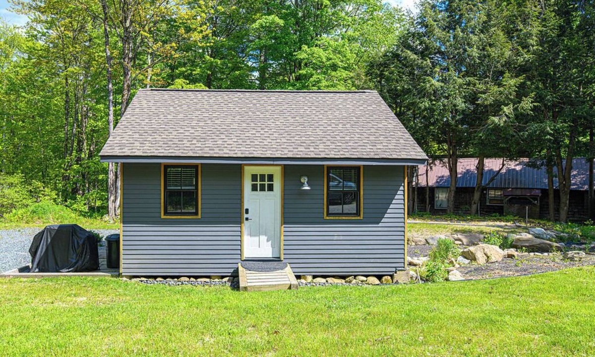 Newbury Cottage | Charming Sunapee Tiny Home: Walk to Lake + Cool AC