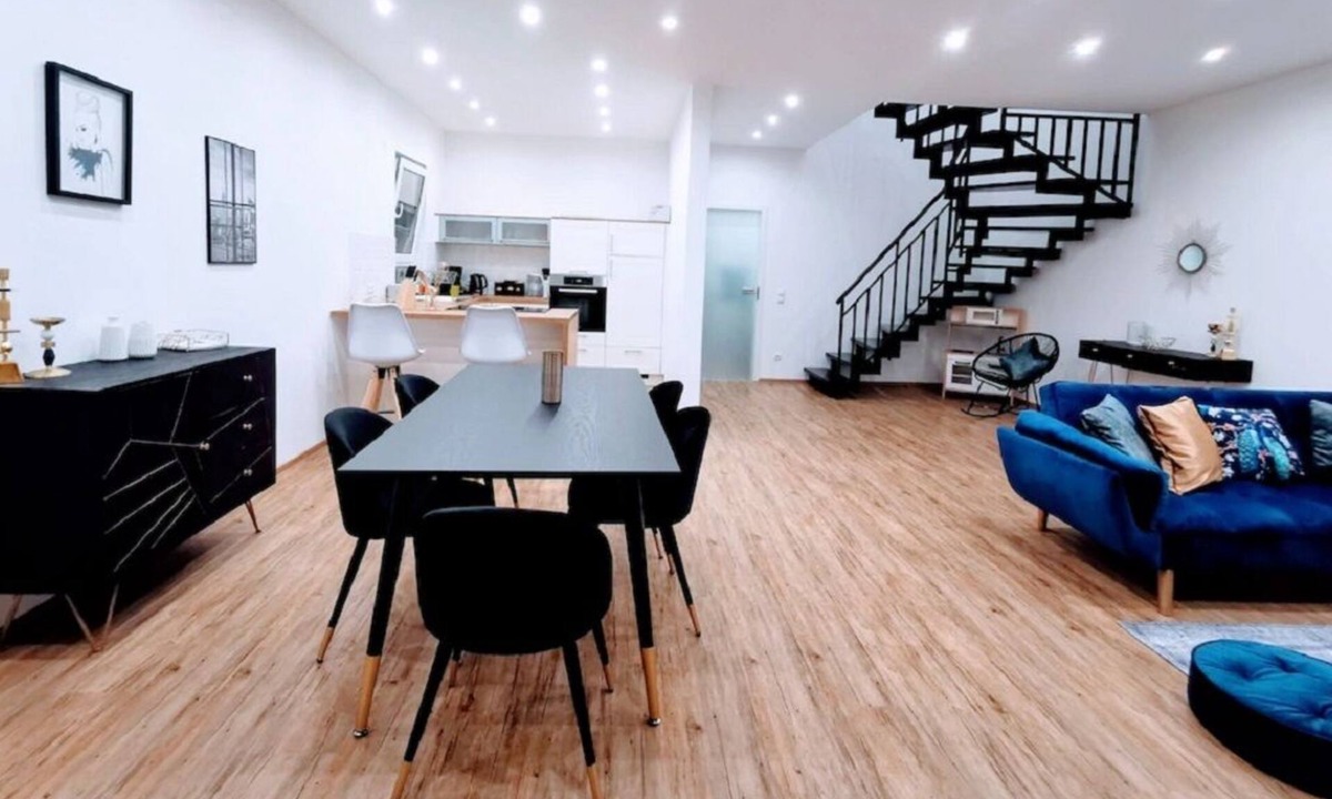 Schwandorf House | Charming Vacation Home “Ludwig der XVI” with Wi-Fi, Terrace & Garden