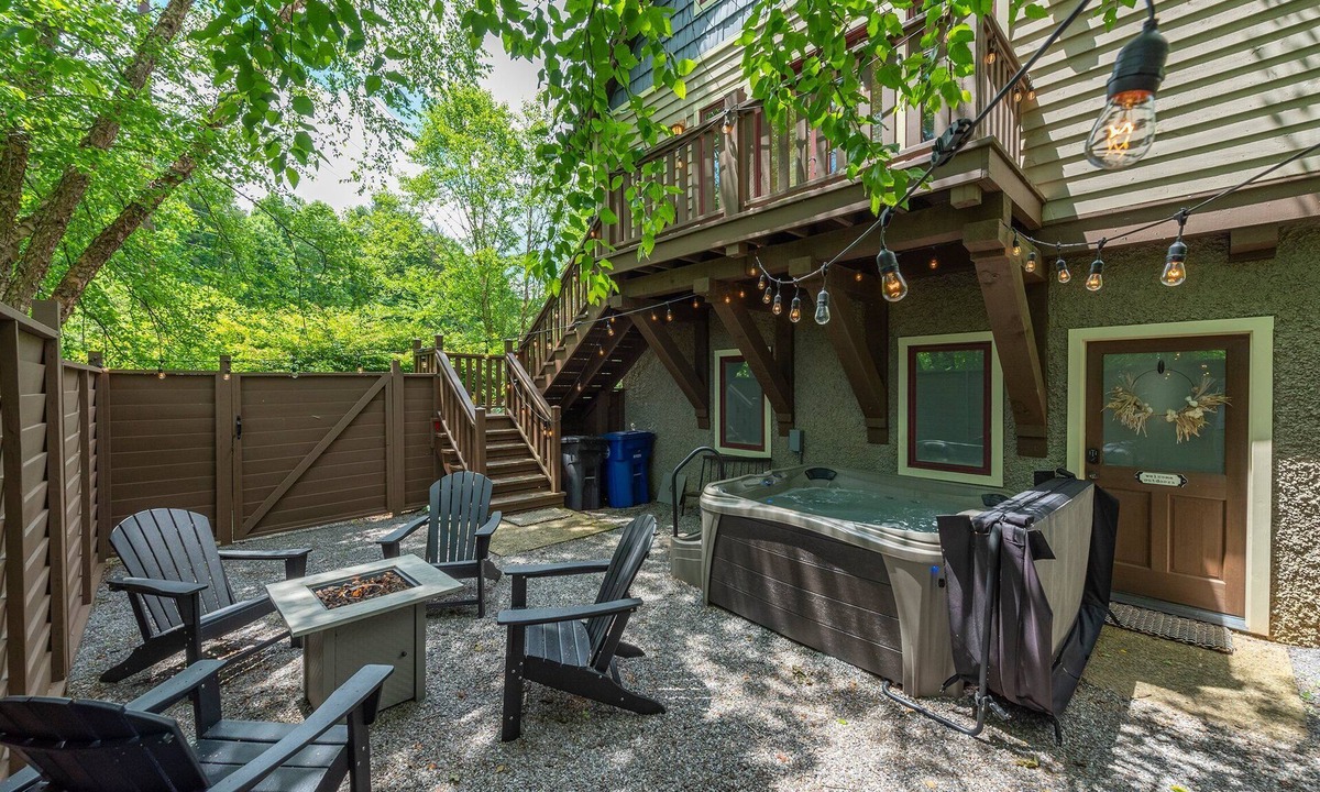 Cheshire House | Cheshire Cottage | Pet Friendly, Hot Tub & 5-Minutes to Town!