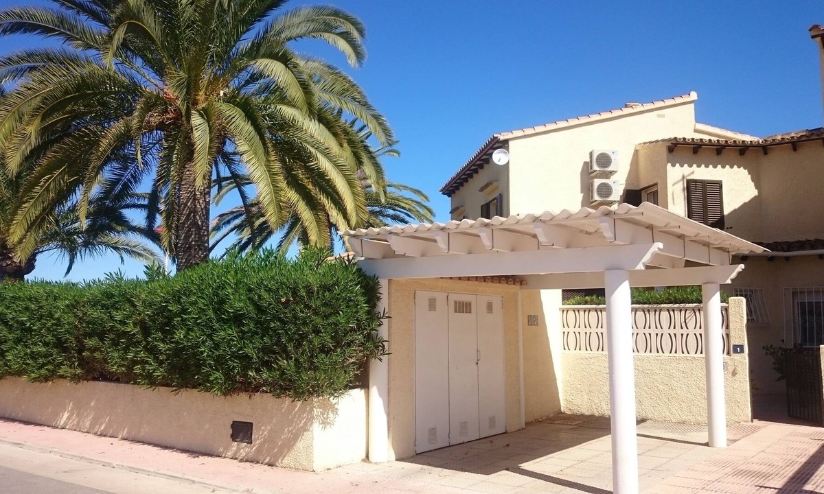 Els Poblets House | Child-friendly row corner house with private garden and community pool