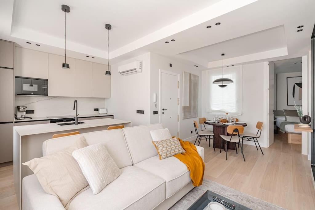 Malasana Apartment | Chueca IV calle Escorial 2BR 2BH