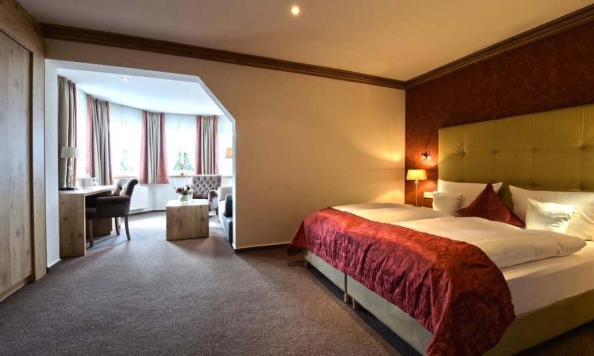 Niederlandenbeck Apartment | Comfort double room with living area in the bay window approx. 45sqm