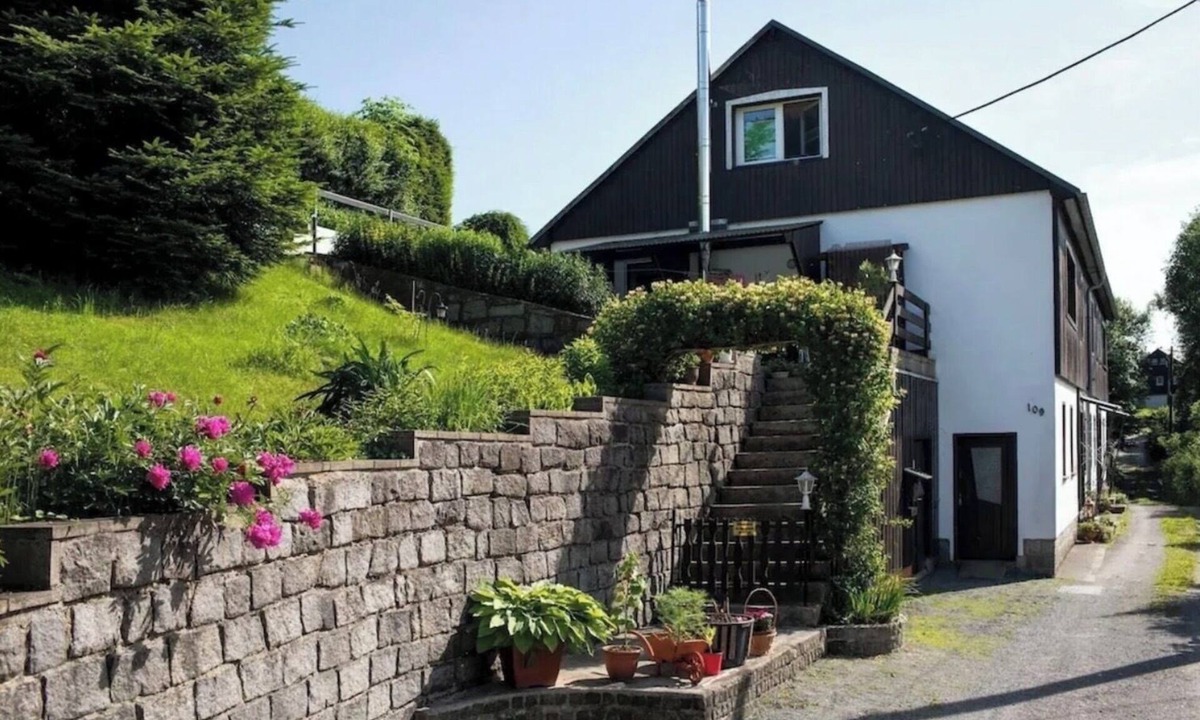 Krumhermsdorf Apartment | Comfortable vacation apartment in Saxon Switzerland - with terrace and garden