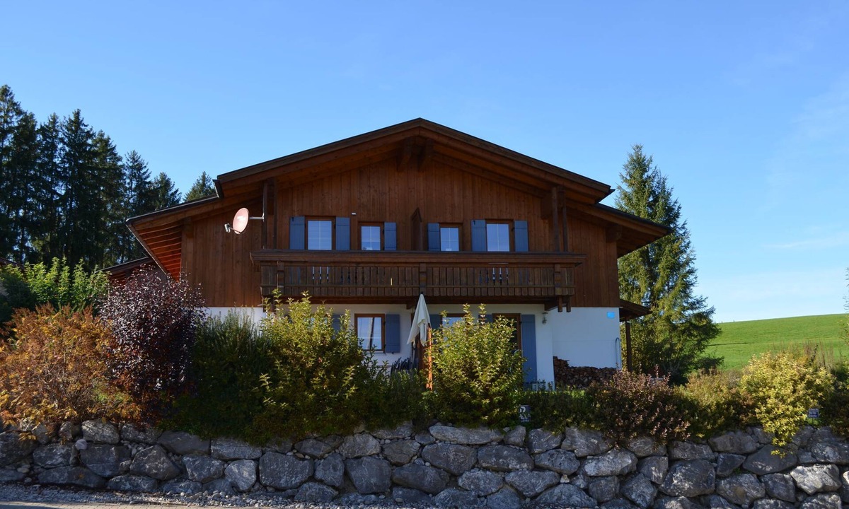 Lechbruck House | Comfortable vacation home with fireplace, terrace, garden and proximity to the mountains in Lechbruck am
