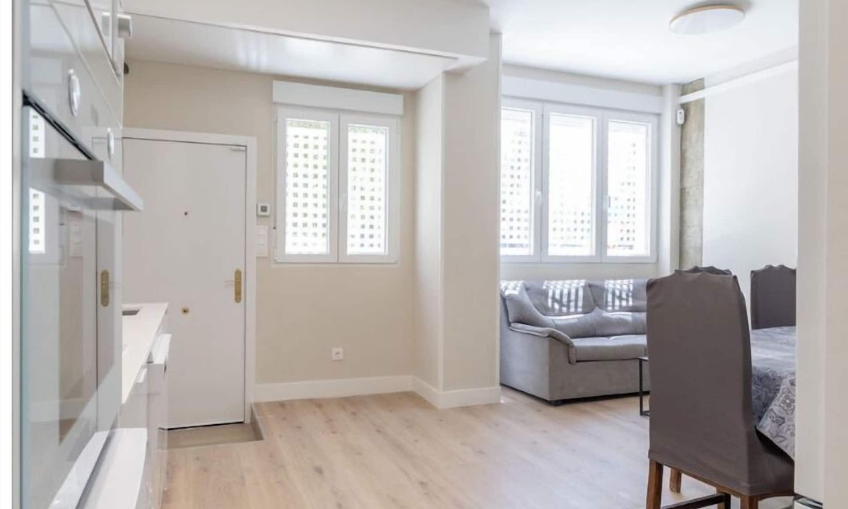 Ciudad Lineal Apartment | Contemporary 6BD Apartment for 12, Las Ventas