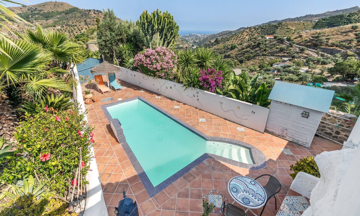 Almunecar House | Cortijo La Alamea – Artistic and Eco-Friendly Retreat in Andalusia