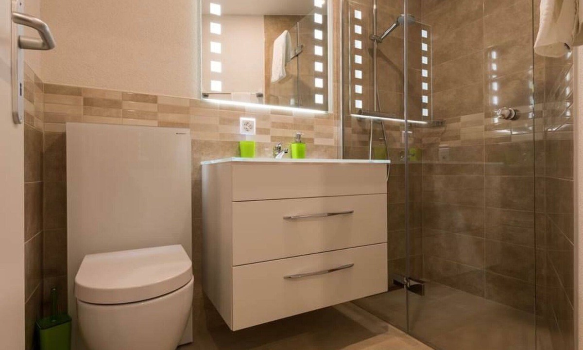 Saas Almagell Apartment | Cosy apartment for 3 people with hot tub, WIFI, TV and balcony