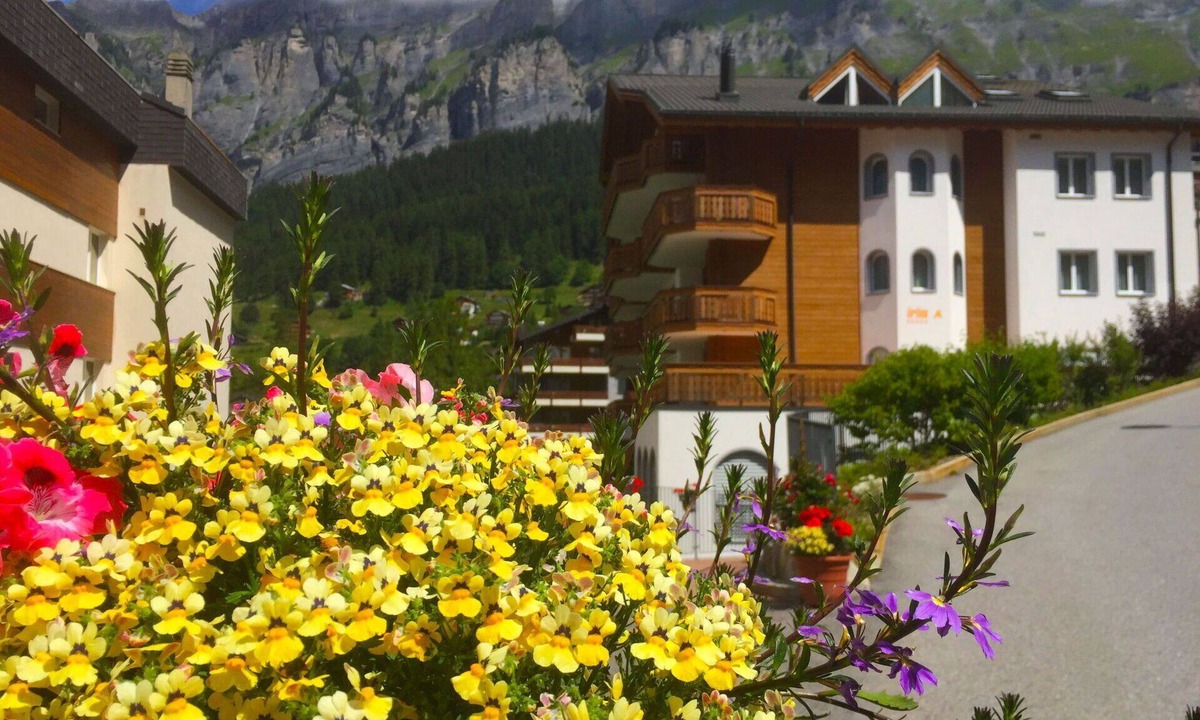 Leukerbad Apartment | Cosy apartment for 2 guests with WIFI, hot tub, TV and terrace