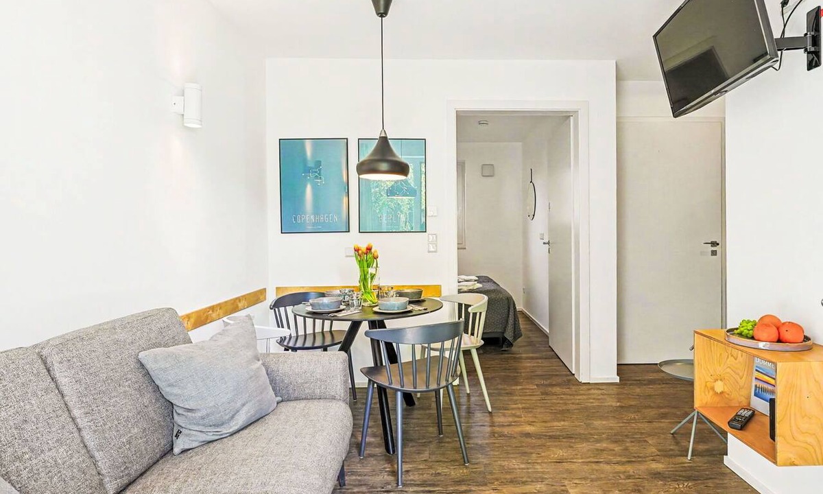 Lembruch Apartment | Cosy apartment for 4 guests with hot tub, pool, WIFI, TV, terrace and pets allowed