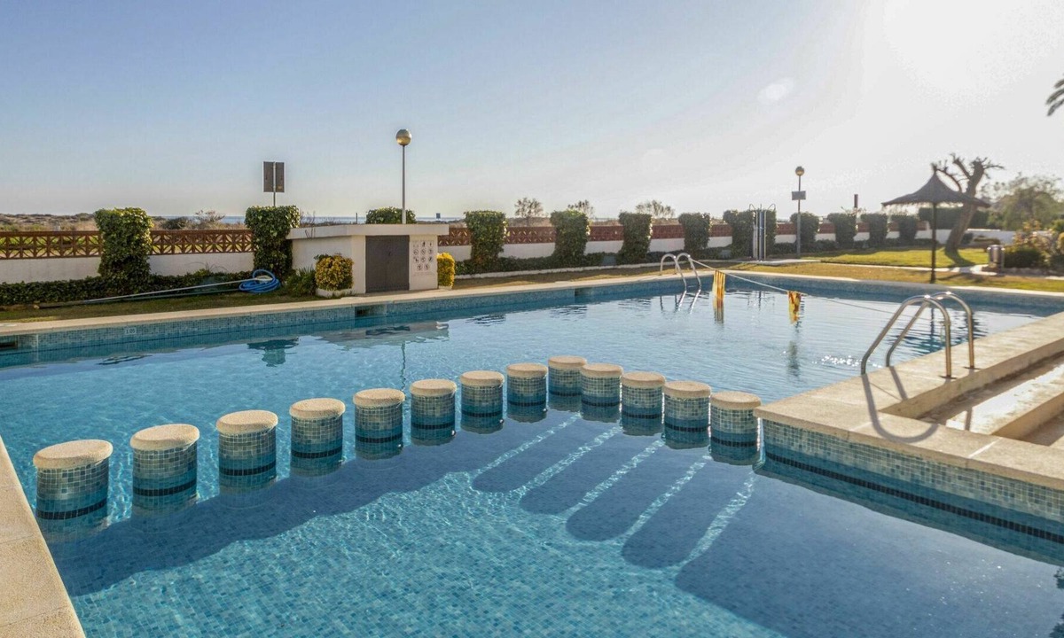 Creixell Apartment | Cosy apartment for 5 people with pool, WIFI, TV, balcony, pets allowed and parking