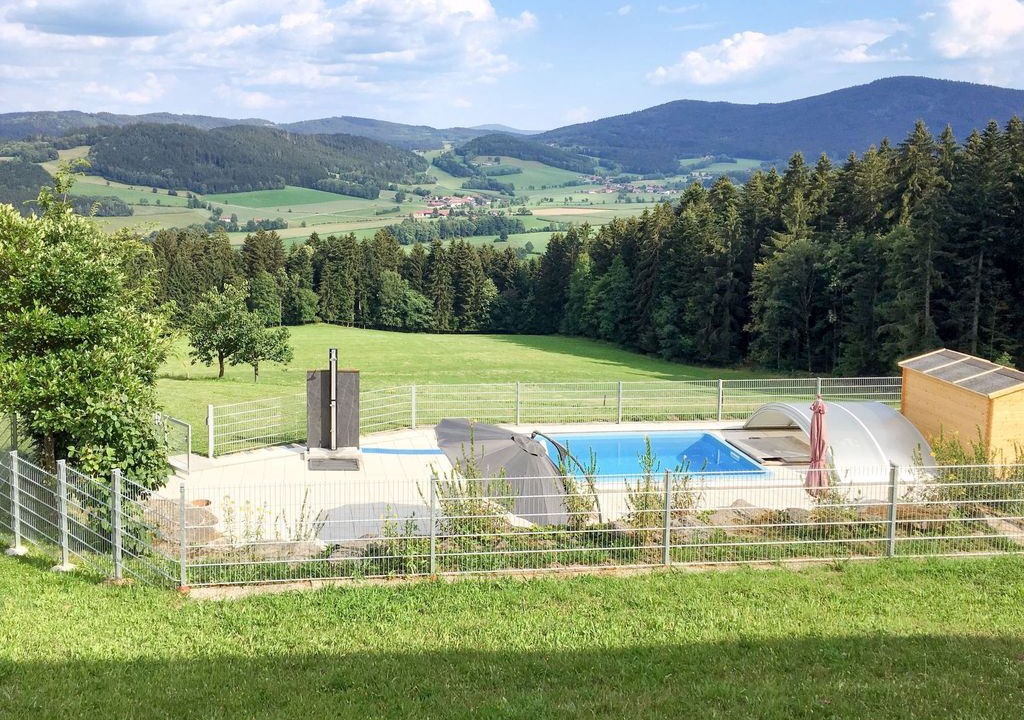 Kollnburg Apartment | Cosy apartment for 8 people with pool, WIFI, hot tub, TV, balcony, pets allowed and parking