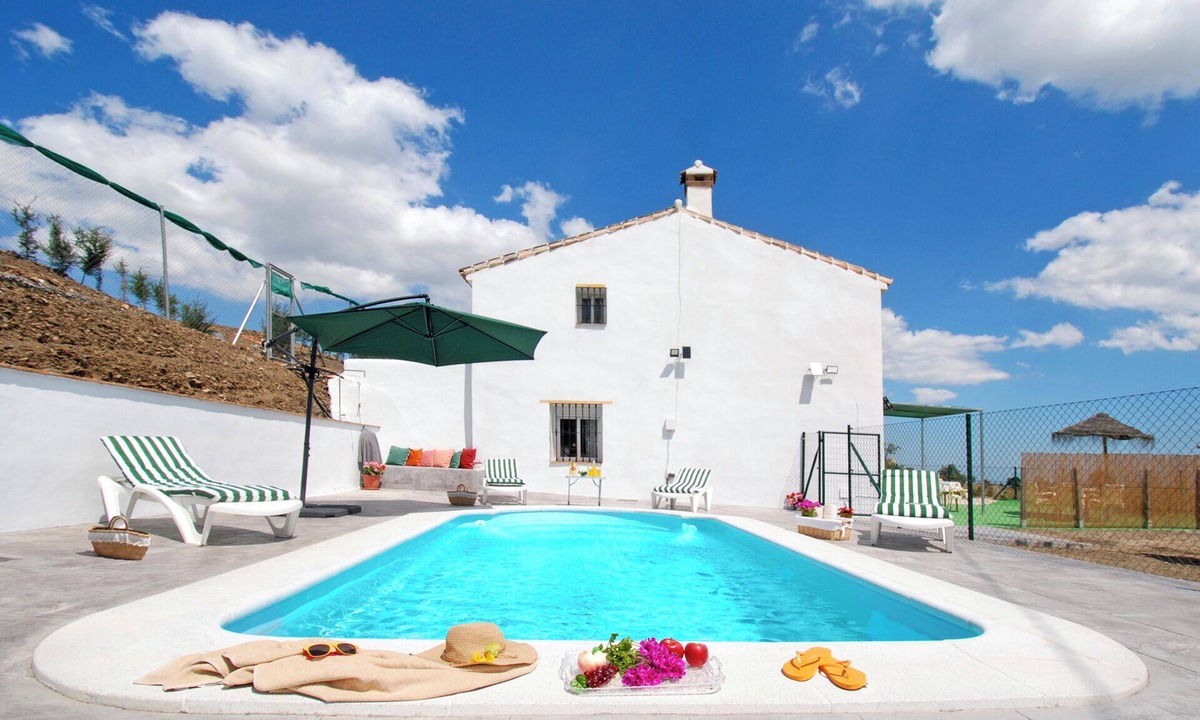 Comares Villa | Cosy Poolside Escape for four - Salt-filtered pool. Breathtaking views.