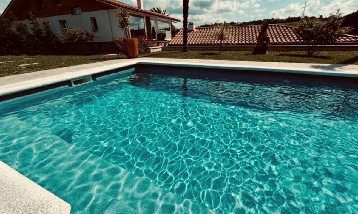 Erandio Ski Chalet | Country home with a pool, 7 minutes from Bilbao and 7 minutes from the beach