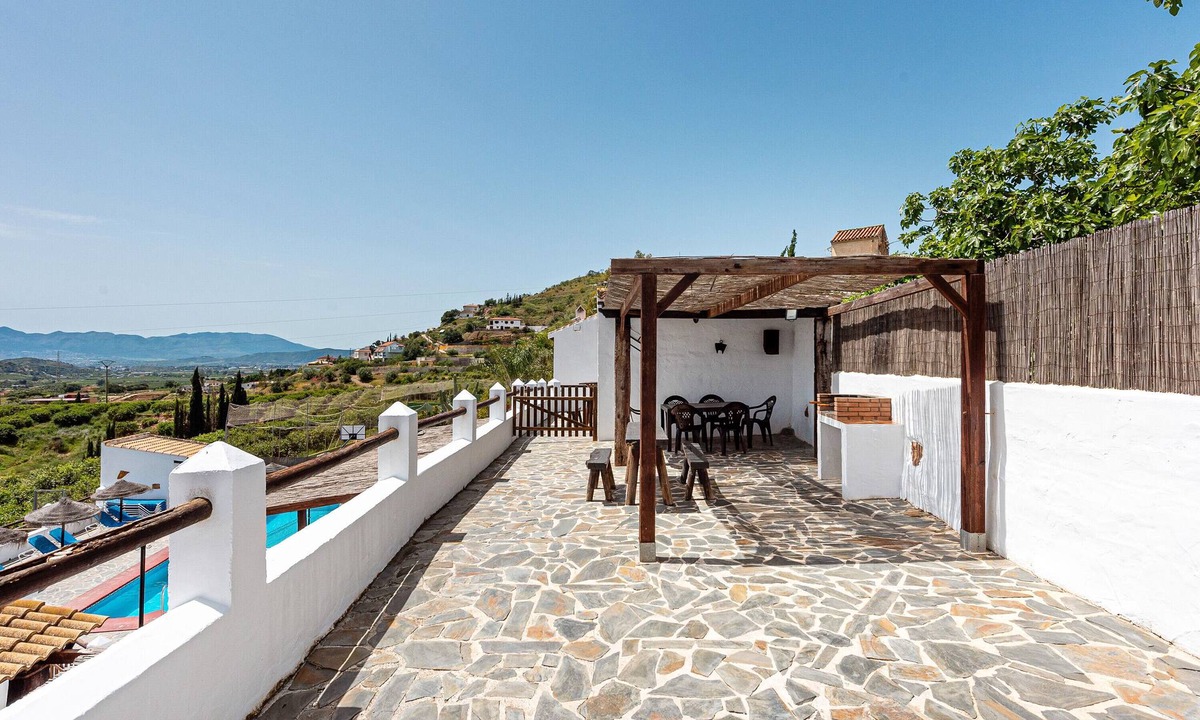 Almogia House | Country House 'El Granero' with Lake View, Shared Pool and Wi-Fi