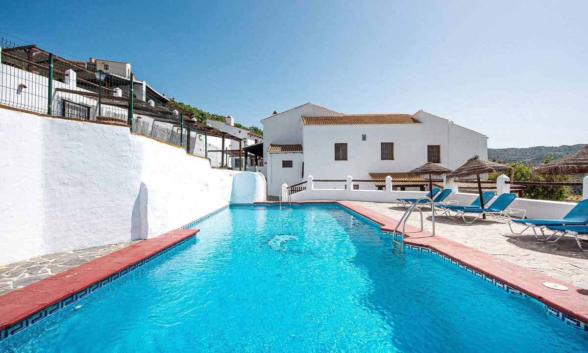 Almogia House | Country House 'El Pajar' with Lake View, Shared Pool and Wi-Fi