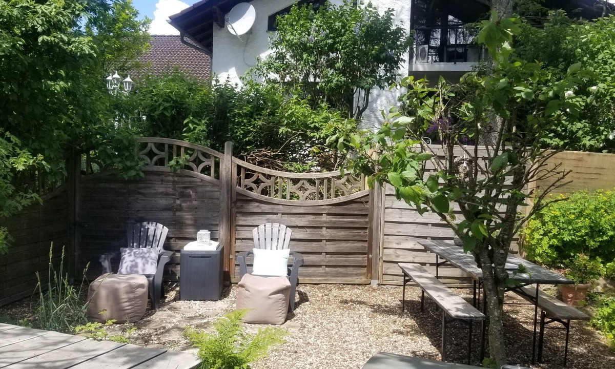 Nordhalben Apartment | Cozy attic apartment in the countryside, balcony w. Tree house feeling, barbecue corner, 2-4pers.