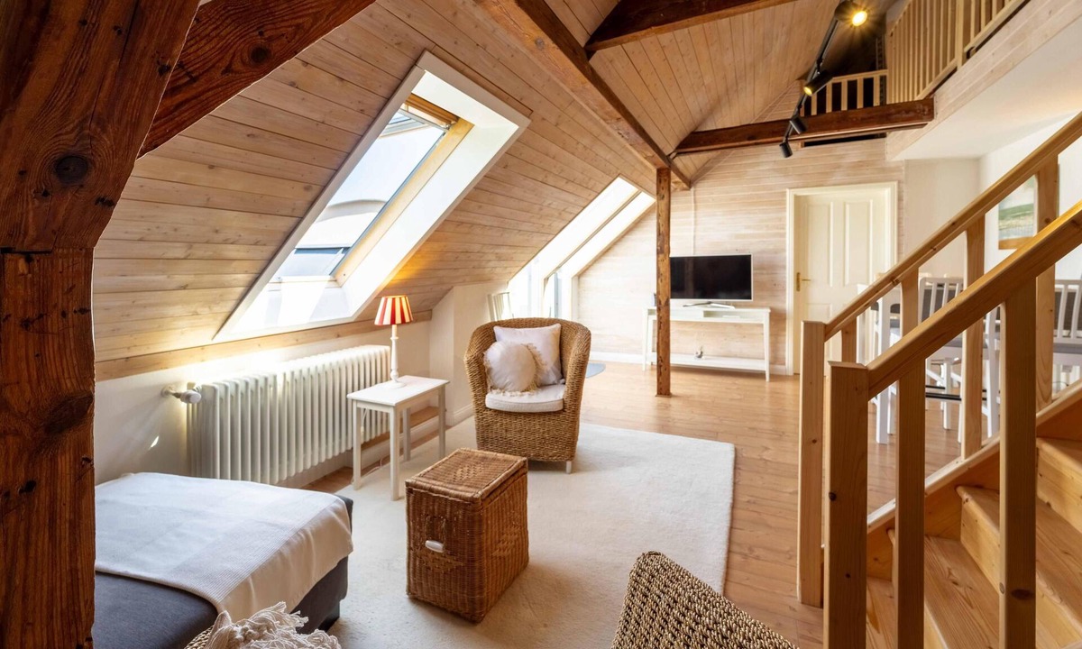 Schwerin Apartment | Cozy attic apartment in a historic villa with a lake view