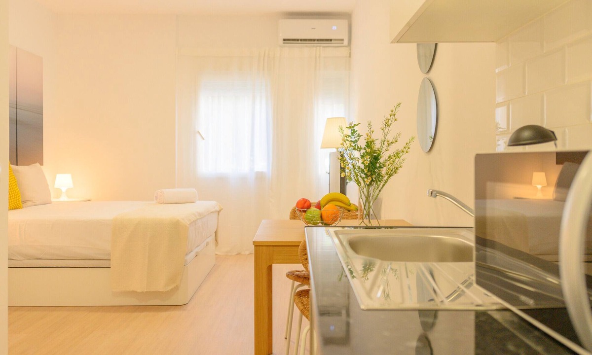 Ciudad Lineal Apartment | Cozy Studio Apartment near the Bullring in Ventas