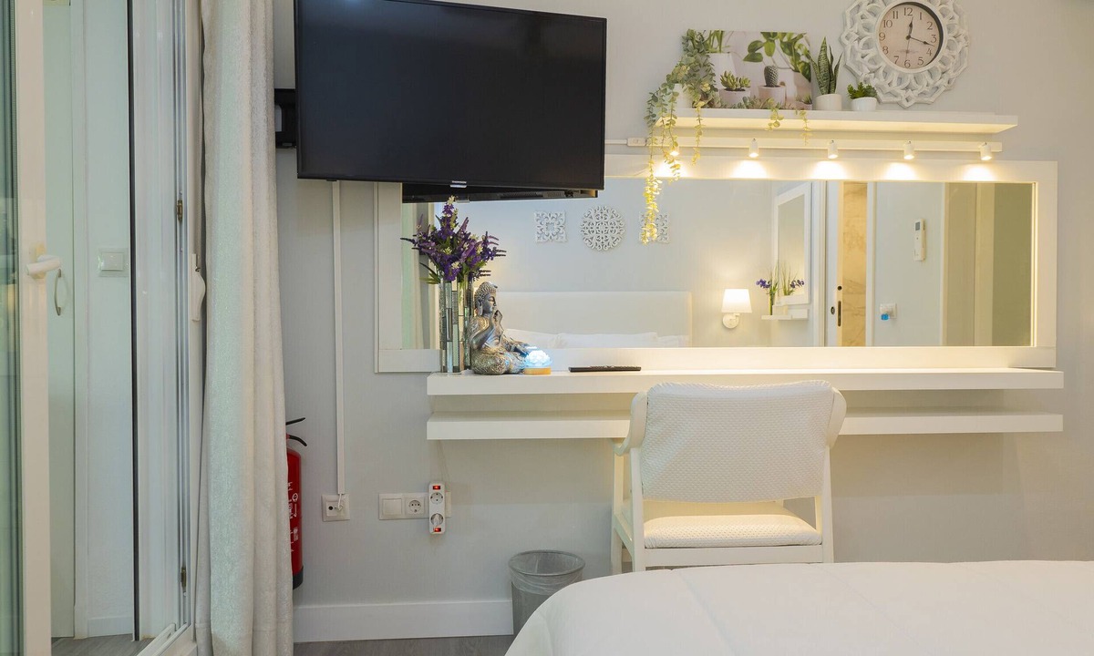 Benalmadena Costa Bed & Breakfast | Cubo’s Poseidon Suites 3 & Pool for Adults/room/air conditioning/community pool/free wifi