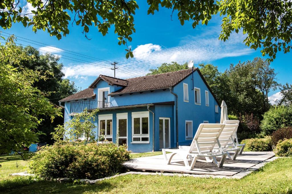 Langenaltheim House | Das Blaue Haus mitten im Grünen - our Blue House surrounded by greenery