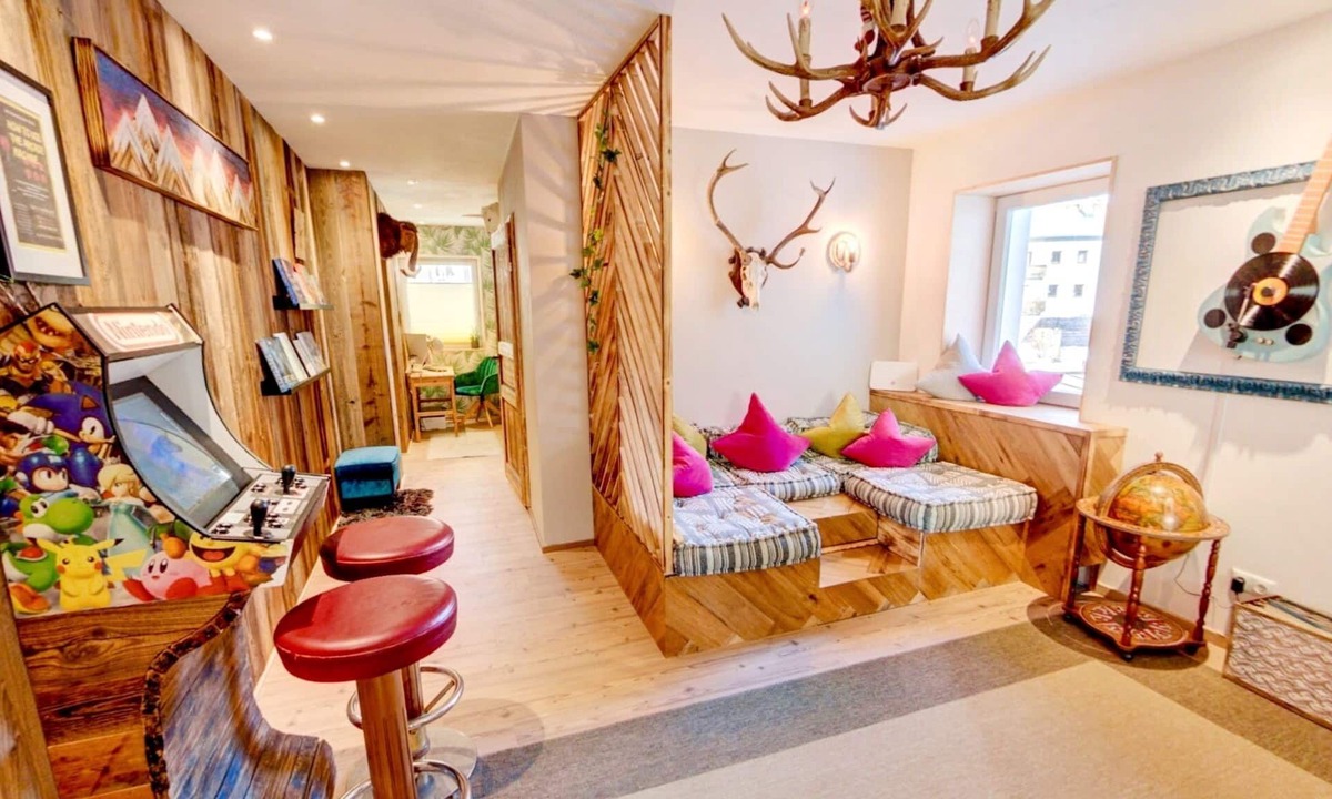 Medraz Apartment | Das Mountain Getaway - Funky ski/summer apmt w Games Room, Relax area etc