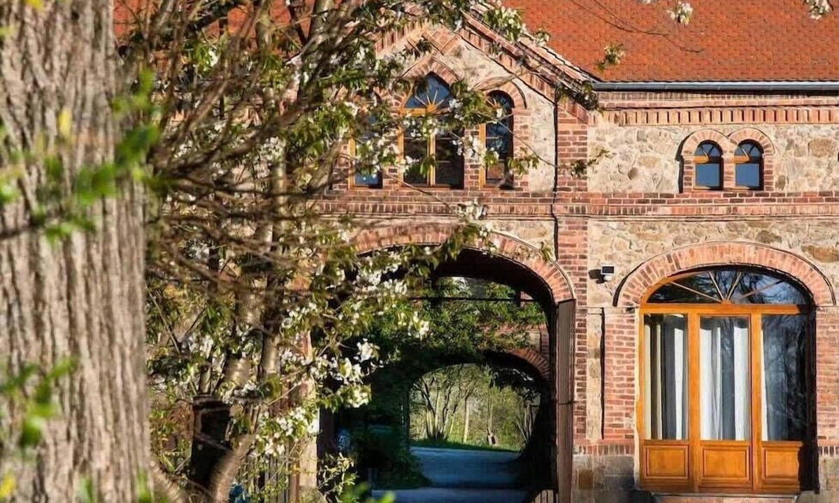 Buhlau Apartment | Design-Apartment mit Sauna, Whirlpool & Kamin im historischen Vierseitenhof