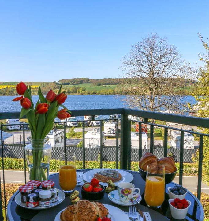 Korbecke Apartment | Design-Ferienwohnung direkt am Möhnesee - mit Seeblick, Balkon, Pool und Sauna