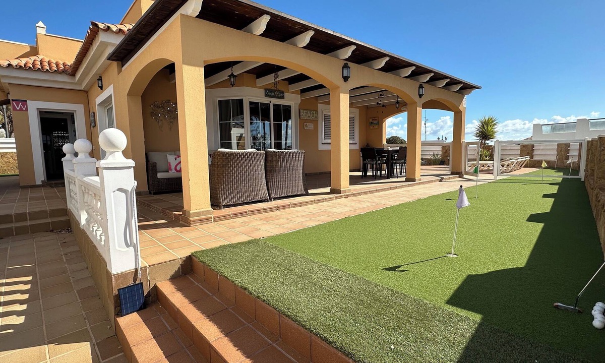 Caleta de Fuste Villa | Detached 3 bed villa, private heated pool, free wifi, close to all amenities.