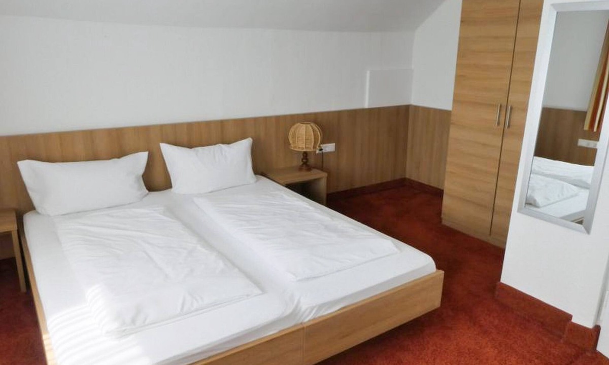 Gaienhofen Apartment | Doppelzimmer mit Dusche und WC
