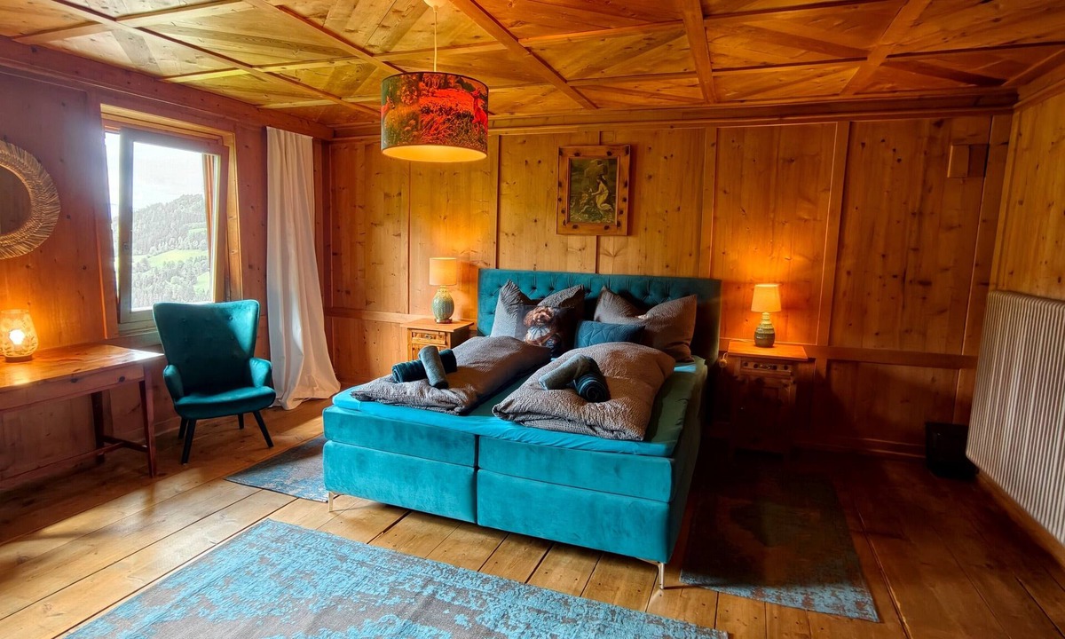 Hainzenberg Apartment | Double Room 'Zirben Nest' with Stunning View and Private Floor Bathroom