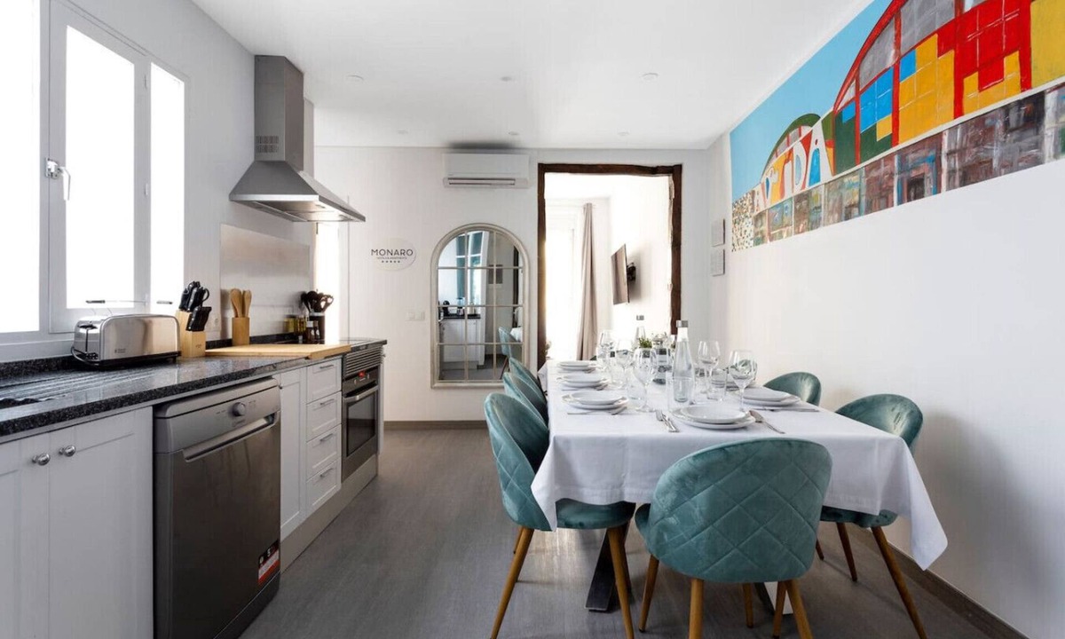 Palacio Apartment | DownTown La Latina Grupos, by MoNARO