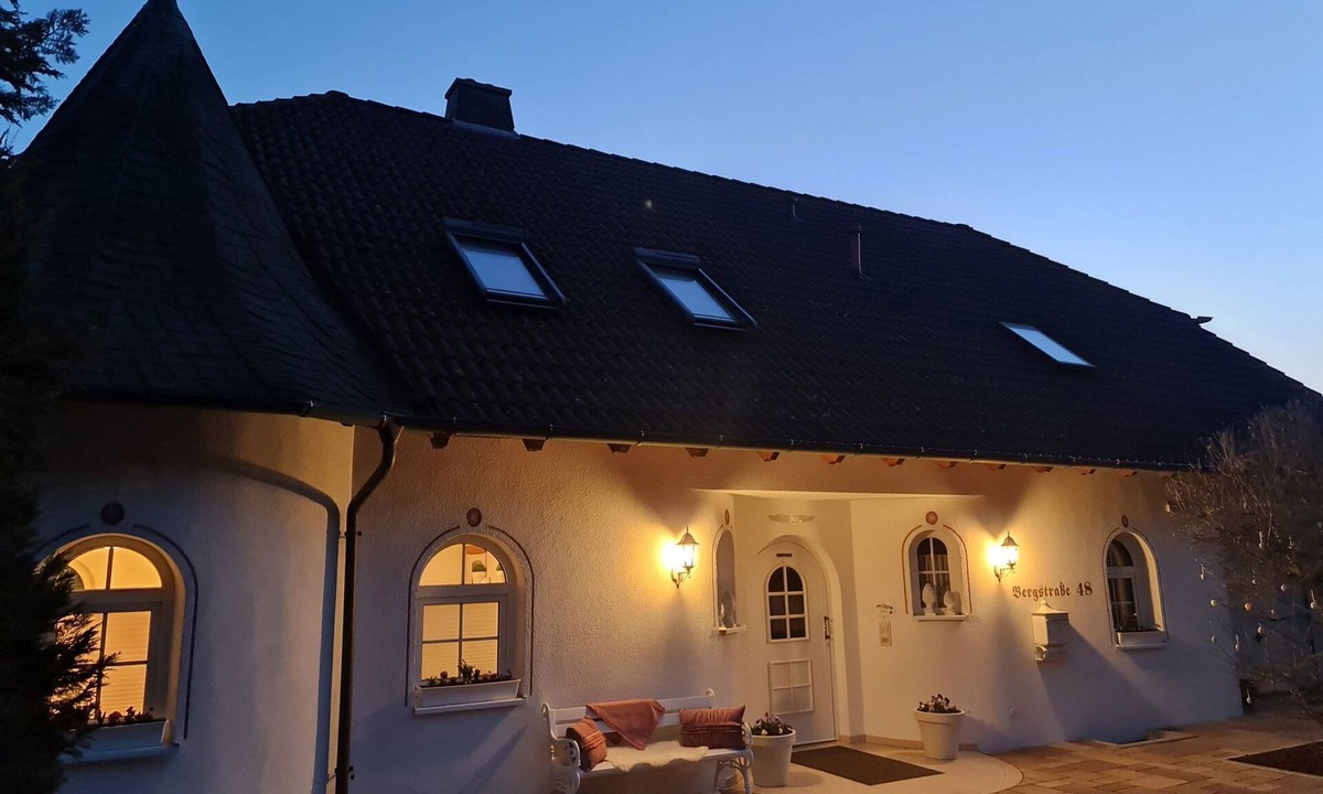 Nuedlingen Apartment | Dreibettzimmer mit Lounge-Terrasse und Garten by Interhome