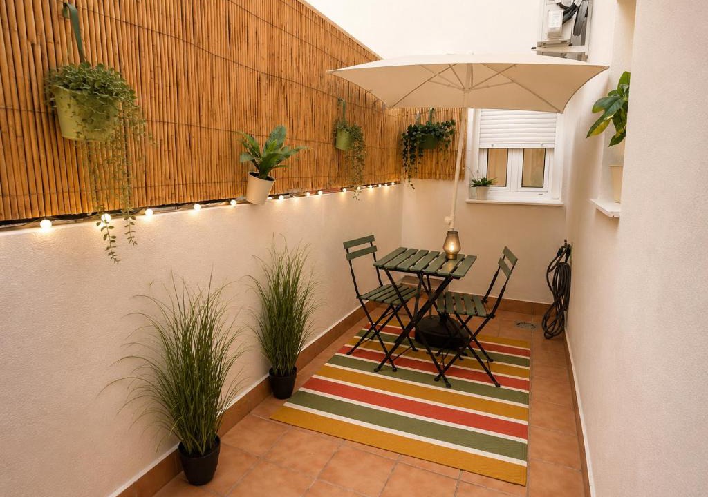 Las Lagunas Apartment | El patio de los Lirios