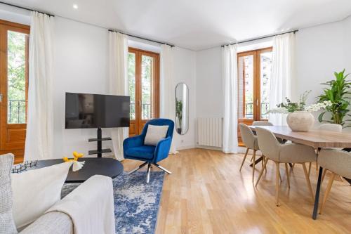 Goya Apartment | Elegant 3BR Apartment in Central Alcalá