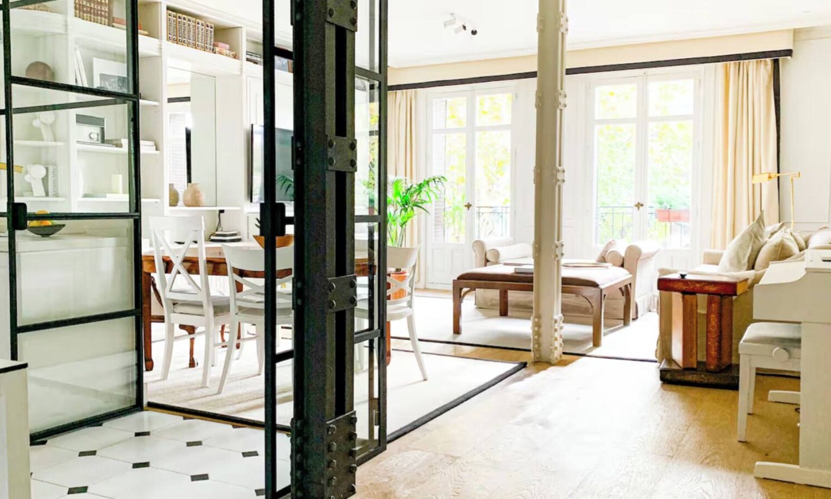 Jeronimos Apartment | Elegant Family Retreat Steps from Retiro park and Atocha.