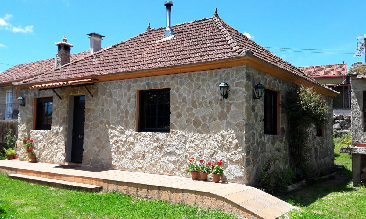 Ponte Caldelas House | Entire house with fenced property, garden, and barbecue. August 1–7 110€/noche