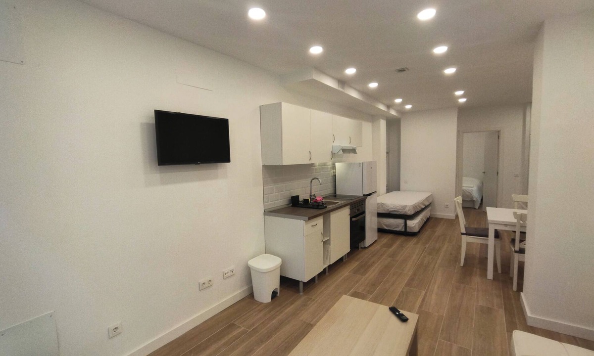 Ciudad Lineal Apartment | Excellent Location, 200 meters from El Carmen Metro, next to Las Ventas market