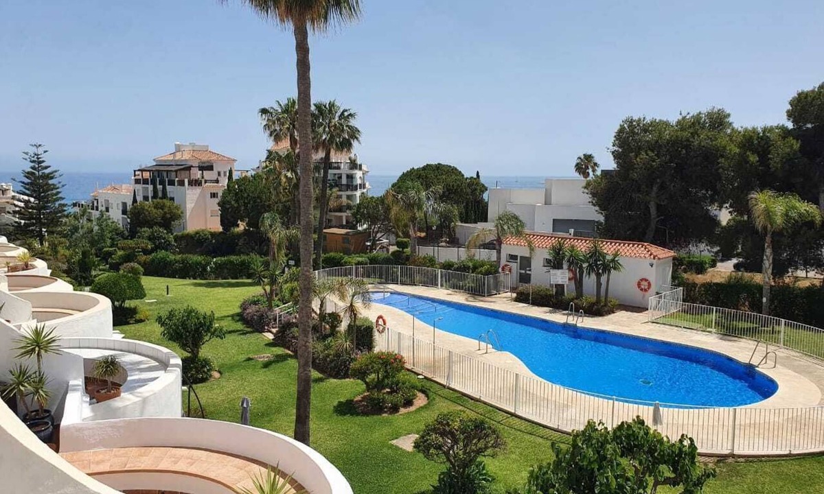Calahonda House | Fabulous Duplex with Sea, Pool & Garden Views - 2 min walk from beach