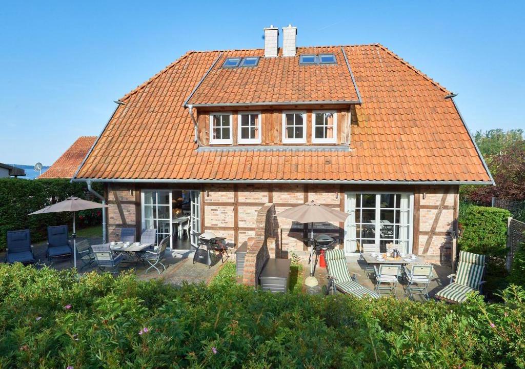 Seedorf Villa | Fachwerkhäuser Seedorf - Haushälfte "Sophie Charlott" mit Kamin und Terrasse